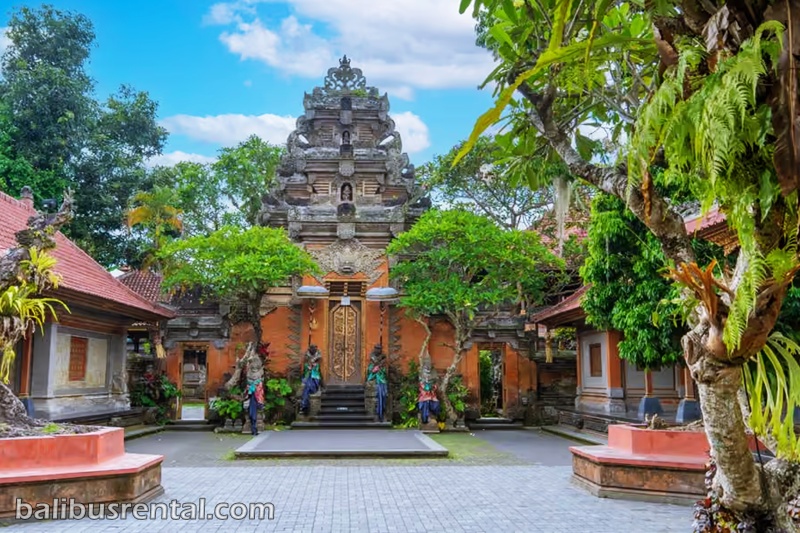 puri-saren-candi Puri Saren Ubud is known for its beautifully decorated gates